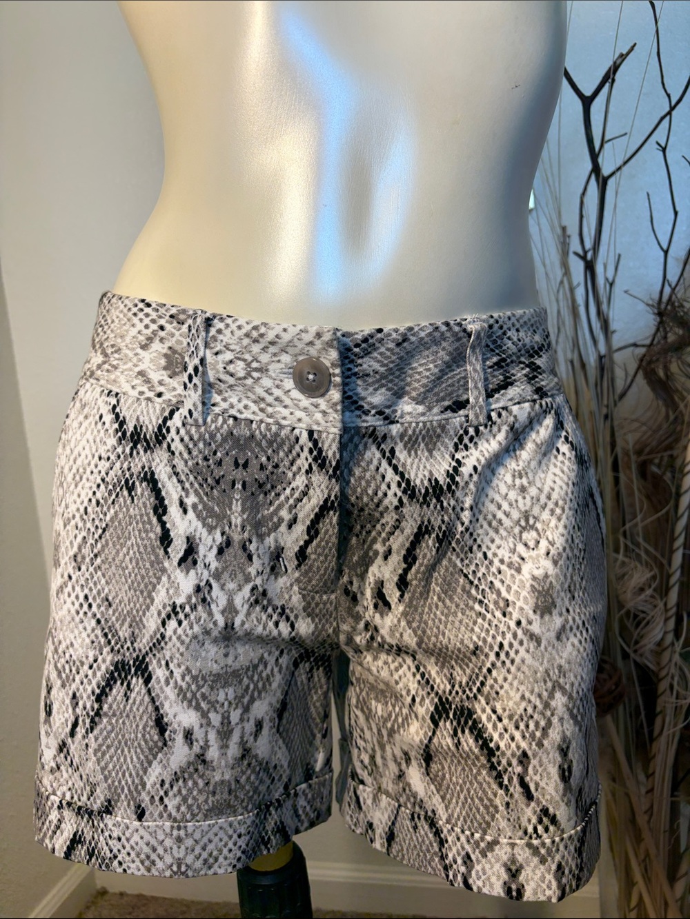 *Snake Print Women’s Shorts - Neutral